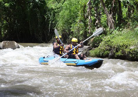 canoé sur la rivière à bali