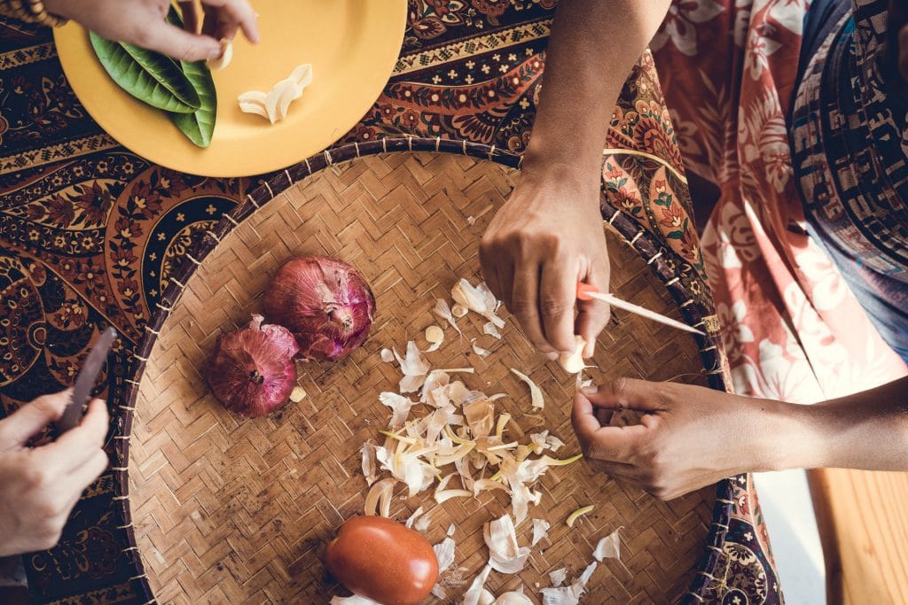 Apprendre à cuisiner le Carry poulet avec John