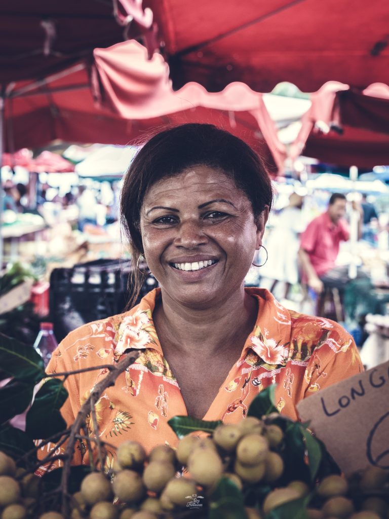 La vendeuse adorable du marché de Saint Paul